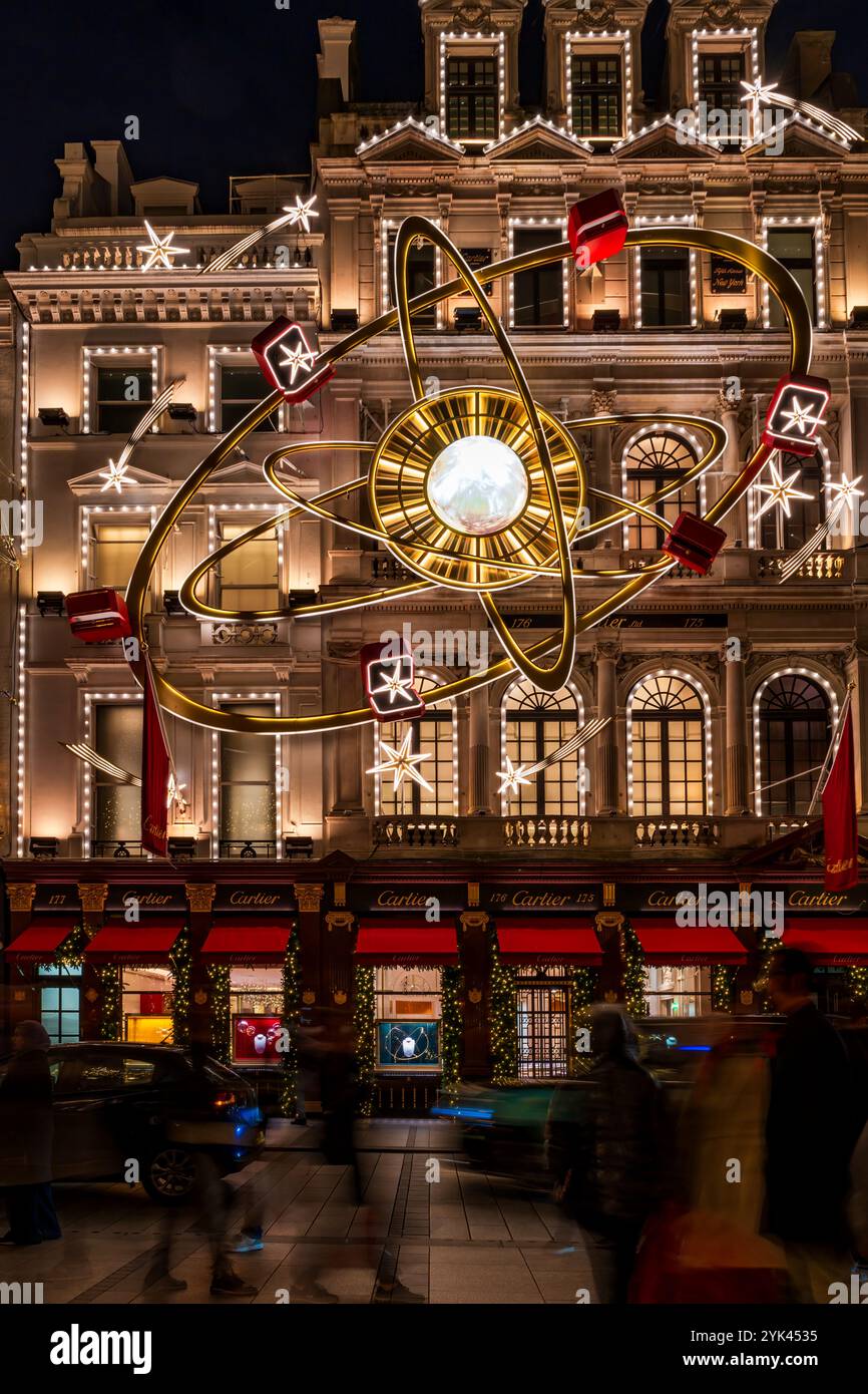 LONDRA, Regno Unito - 15 NOVEMBRE 2024: Il flagship store Cartier in New Bond Street, nella zona del West End di Londra, è decorato per Natale. Il lusso dell'incontro francese Foto Stock