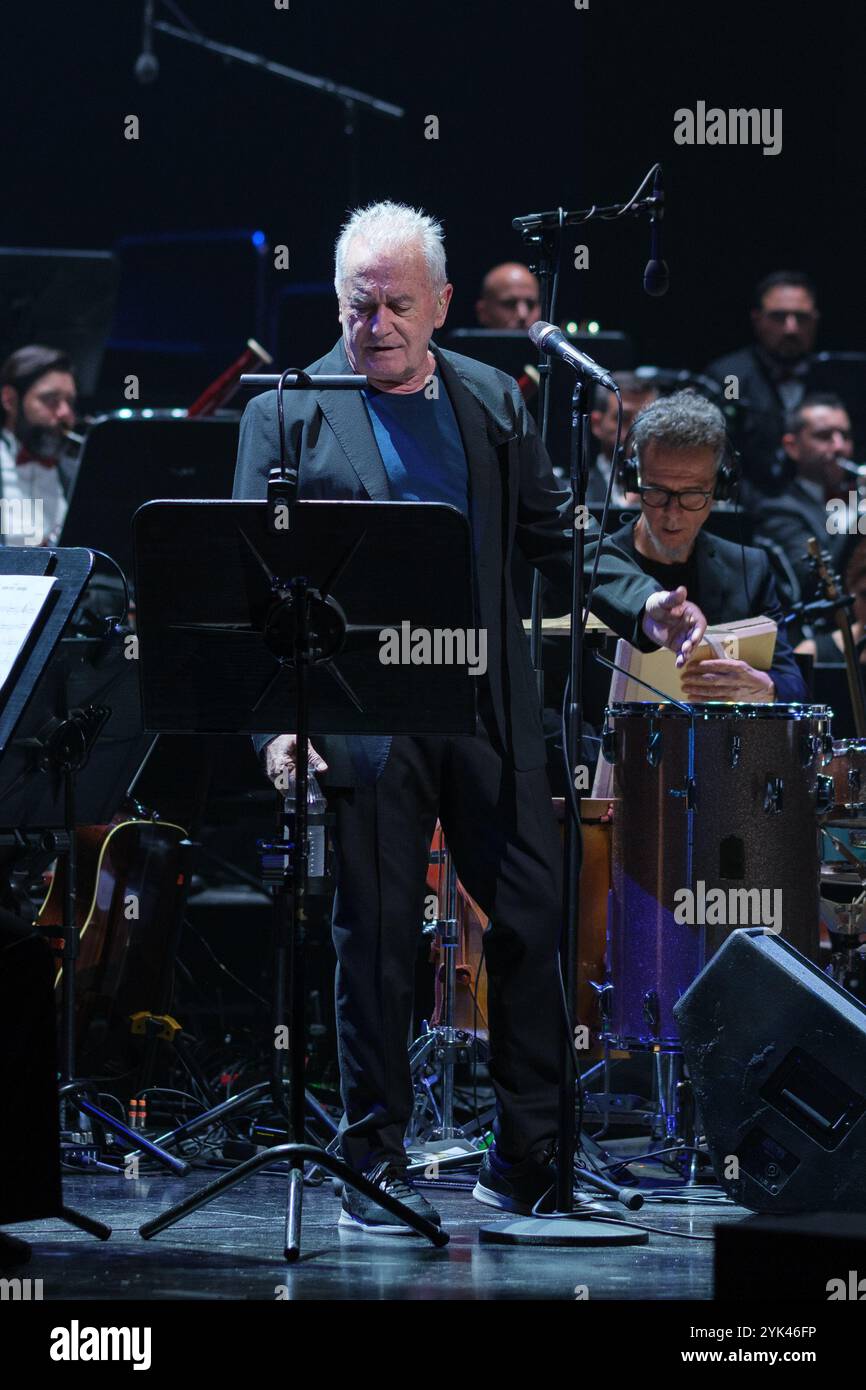 Il cantautore Victor Manuel durante il suo ultimo concerto del suo tour sinfonico, al Teatro Real, il 16 novembre 2024, a Madrid, in Spagna. Foto Stock