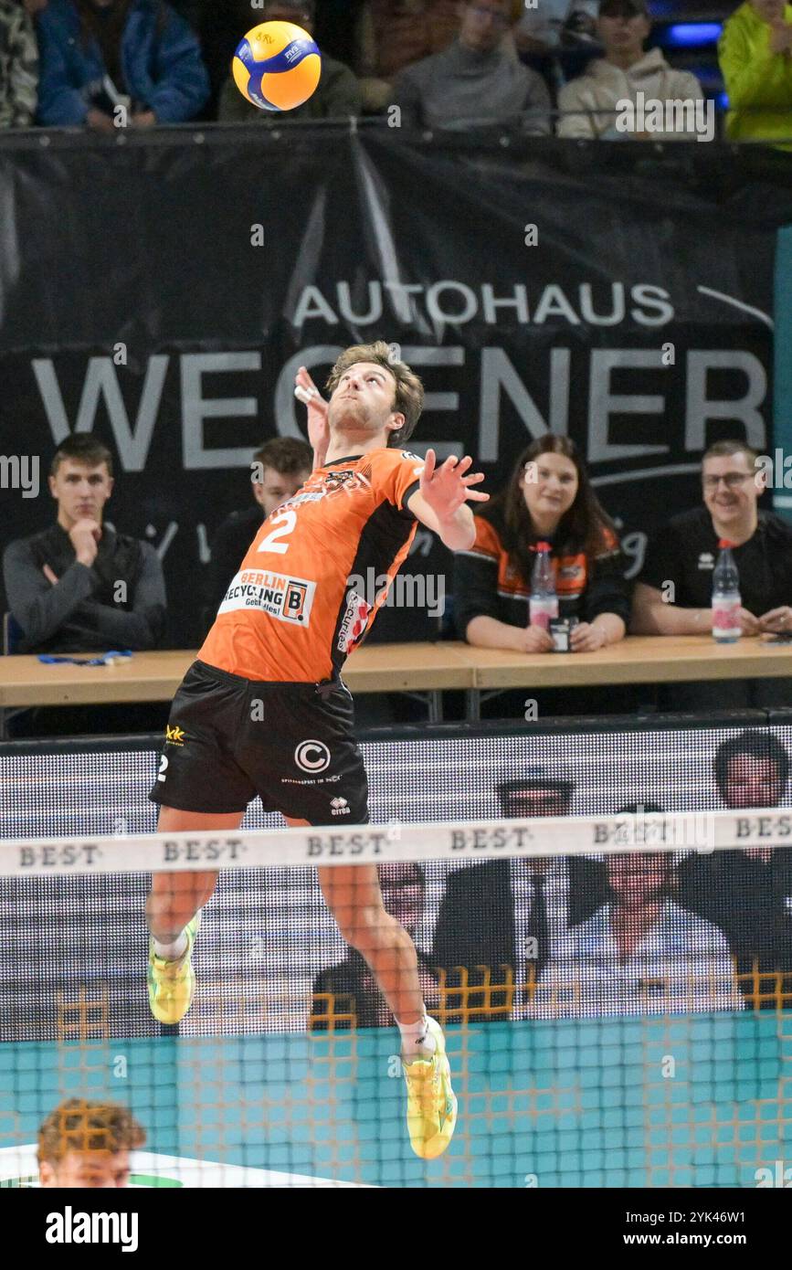 Berlino, Deutschland 16. 1° novembre 2024. VBL - 2024/2025 - Berlin Recycling Volleys vs. TSV Haching München Im Bild: Matthew Knigge (BR volleys) beim Aufschlag Foto Stock