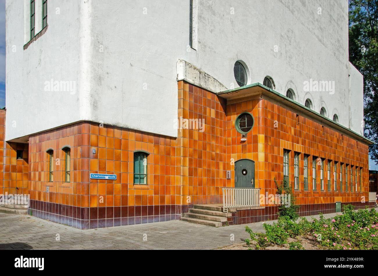 Rotterdam, Paesi Bassi, 9 settembre 2024: La facciata in gesso e piastrelle del monumentale edificio di ventilazione di Maastunnel, costruito negli anni '1930 Foto Stock