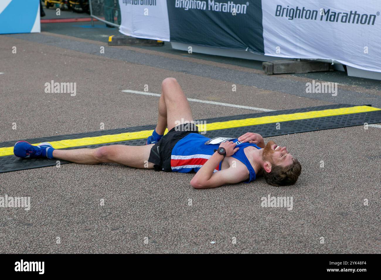 Brighton, Regno Unito. 14 aprile 2019. Migliaia di corridori partirono al mattino da Preston Park e corsero per la città durante la decima maratona di Brighton. Molti spettatori sono venuti anche a Brighton per esultare i corridori. La prima maratona di Brighton si è svolta nel 2010 e da allora la maratona di Brighton è diventata un evento popolare per la città e la seconda maratona più grande del Regno Unito. Alcuni corridori si uniscono alla maratona per obiettivi personali, mentre altri lo fanno per sostenere un ente di beneficenza Foto Stock