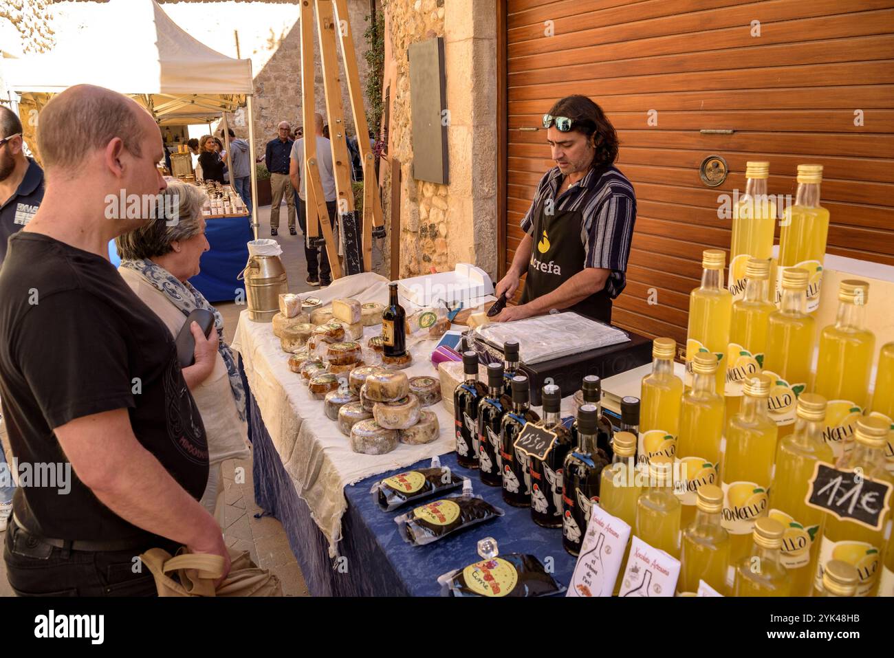 IT: Stallo per le strade della fiera dell'olio d'oliva di Ventalló 2024 (Fira de l'oli) (Alt Empordà, Girona, Catalogna, Spagna) ESP: Puesto en las calles de la Foto Stock