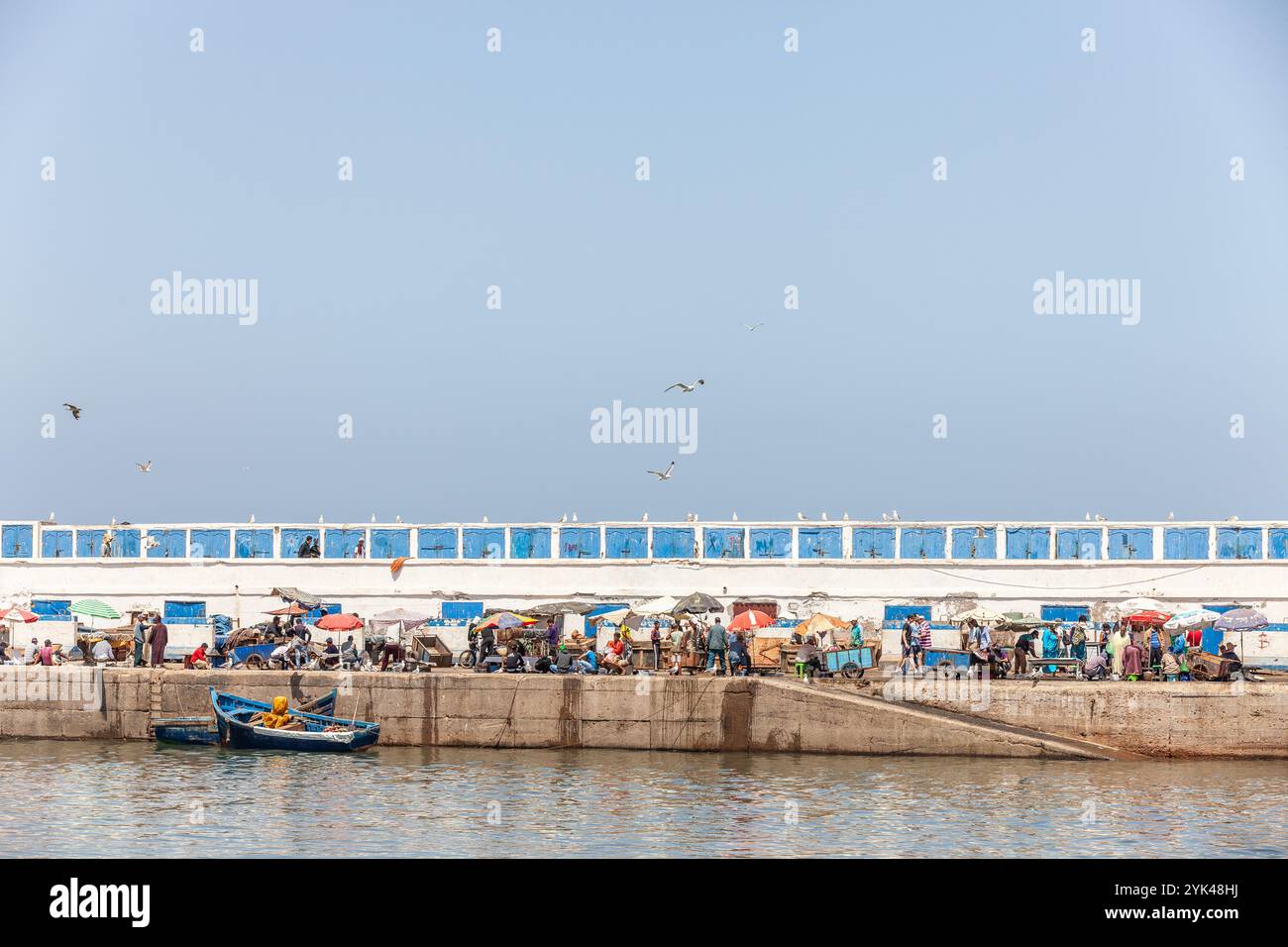 Vista del mercato del pesce nel porto peschereccio di Essaouira in Marocco Foto Stock