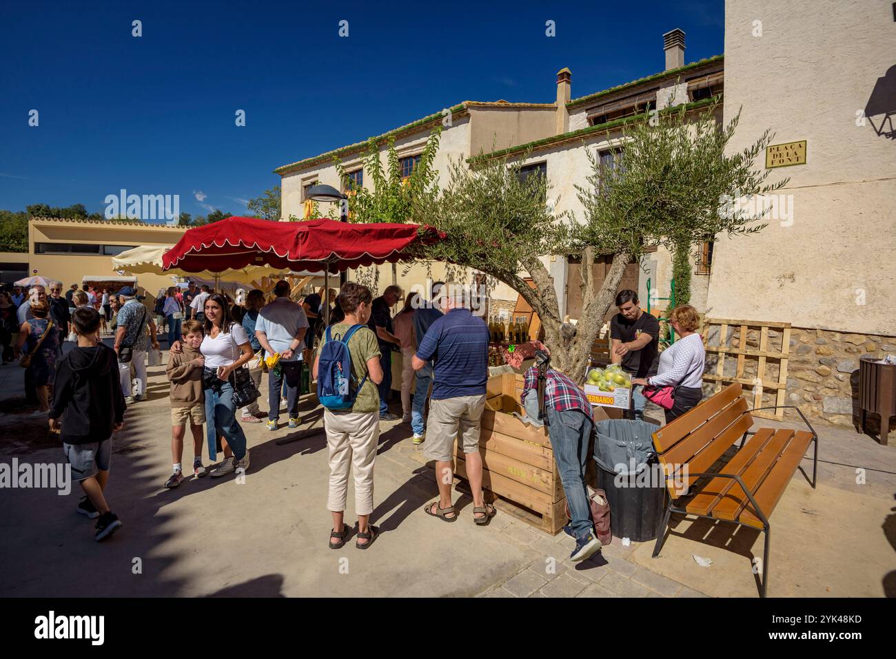 Sosta per le strade della fiera dell'olio d'oliva di Ventalló 2024 (Fira de l'oli) (Alt Empordà, Girona, Catalogna, Spagna) Foto Stock