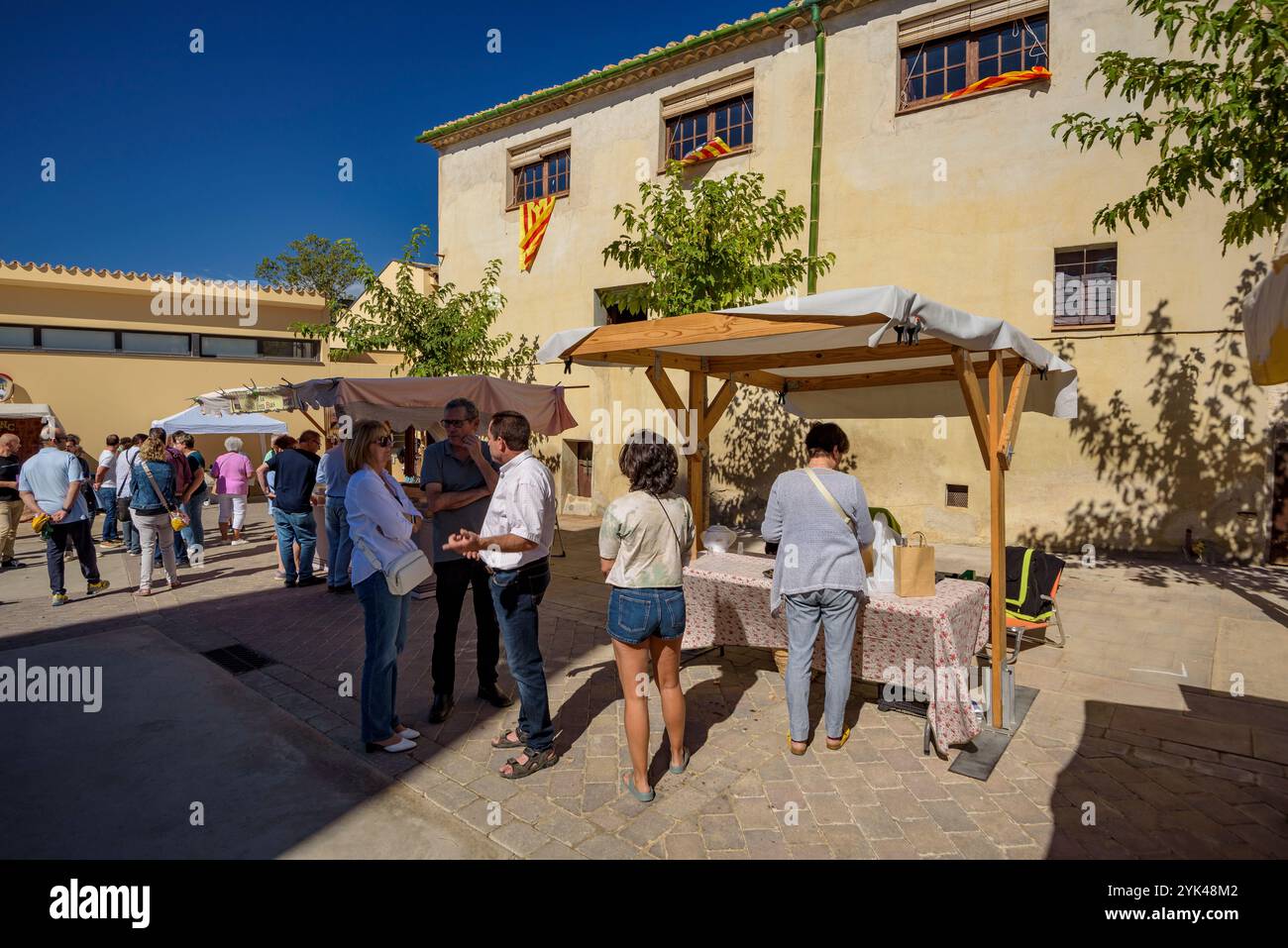 Sosta per le strade della fiera dell'olio d'oliva di Ventalló 2024 (Fira de l'oli) (Alt Empordà, Girona, Catalogna, Spagna) Foto Stock