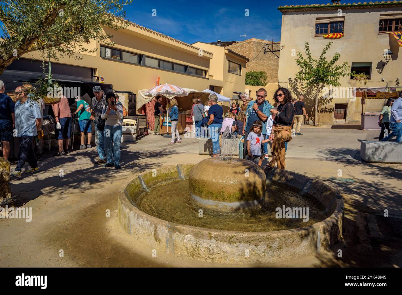 Sosta per le strade della fiera dell'olio d'oliva di Ventalló 2024 (Fira de l'oli) (Alt Empordà, Girona, Catalogna, Spagna) Foto Stock