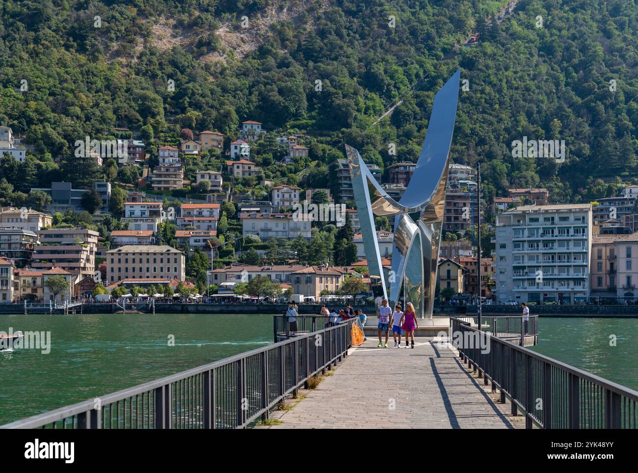 Un quadro della scultura Life Electric, creata da Daniel Libeskind, nel 2015, e dedicata al fisico Alessandro volta, a Como. Foto Stock