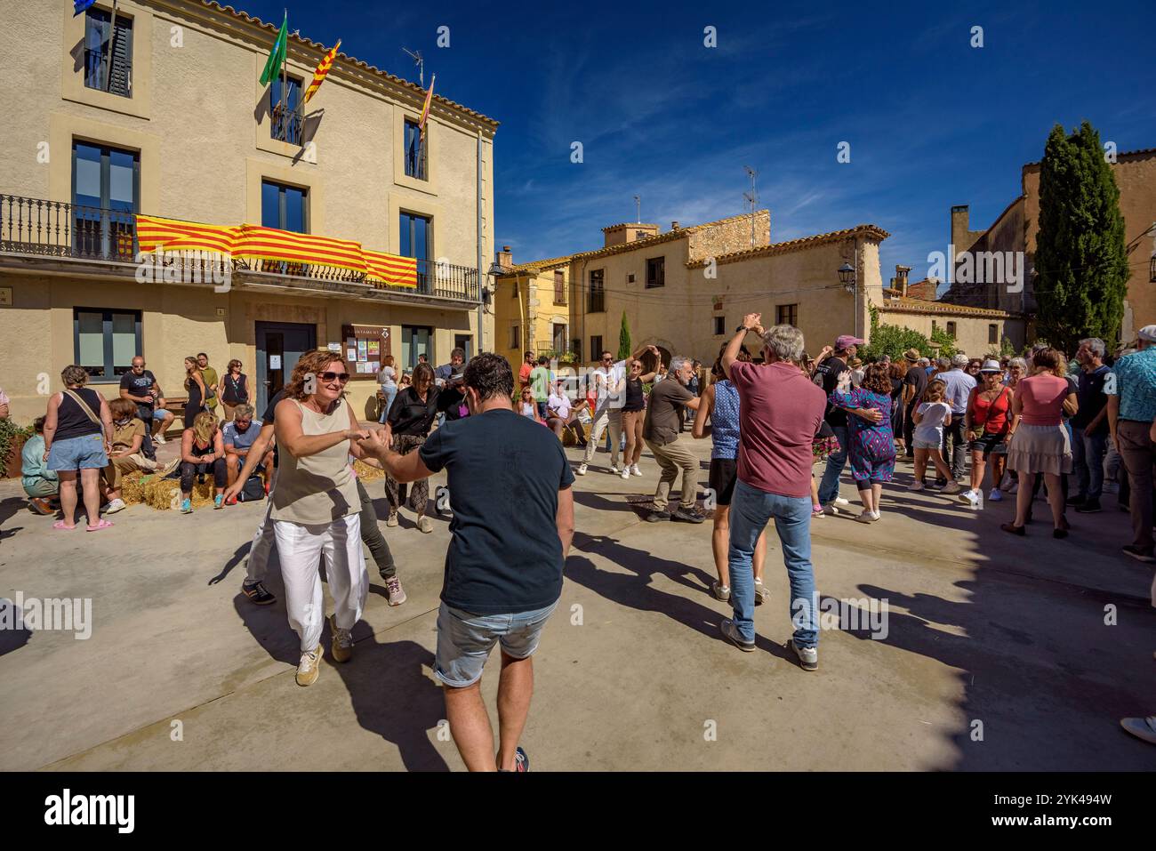 Danza swing alla fiera dell'olio di Ventalló 2024 (Fira de l'oli) (Alt Empordà, Girona, Catalogna, Spagna) ESP Baile swing en la feria del aceite en Ventalló Foto Stock