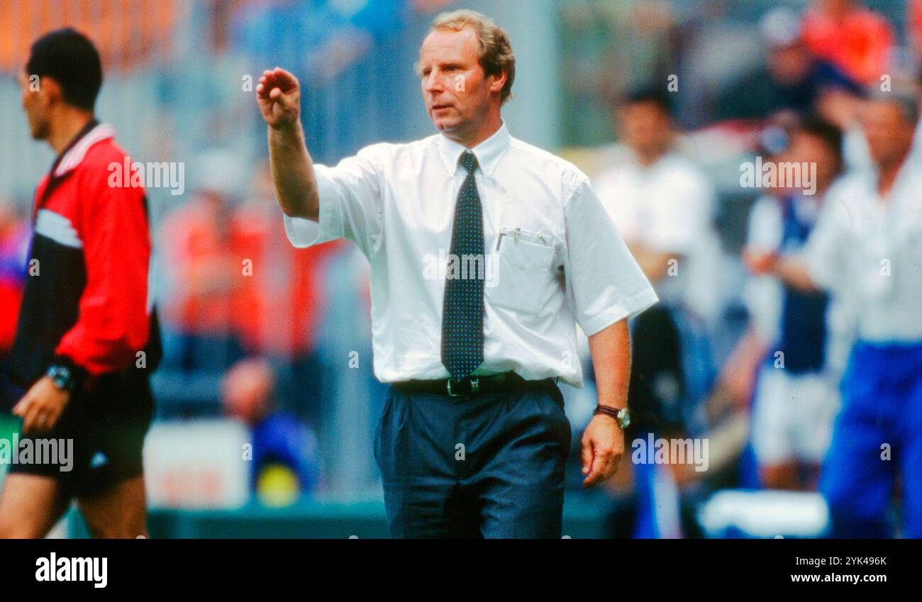 Firo: 21.06.1998 calcio: Calcio: Archivio foto, archivio foto, archivio immagini, Coppa del mondo 1998 98 in Francia fase a gironi gruppo F Germania - Jugoslavia 2:2 Berti Vogts mezza figura allenatore nazionale della Germania Foto Stock