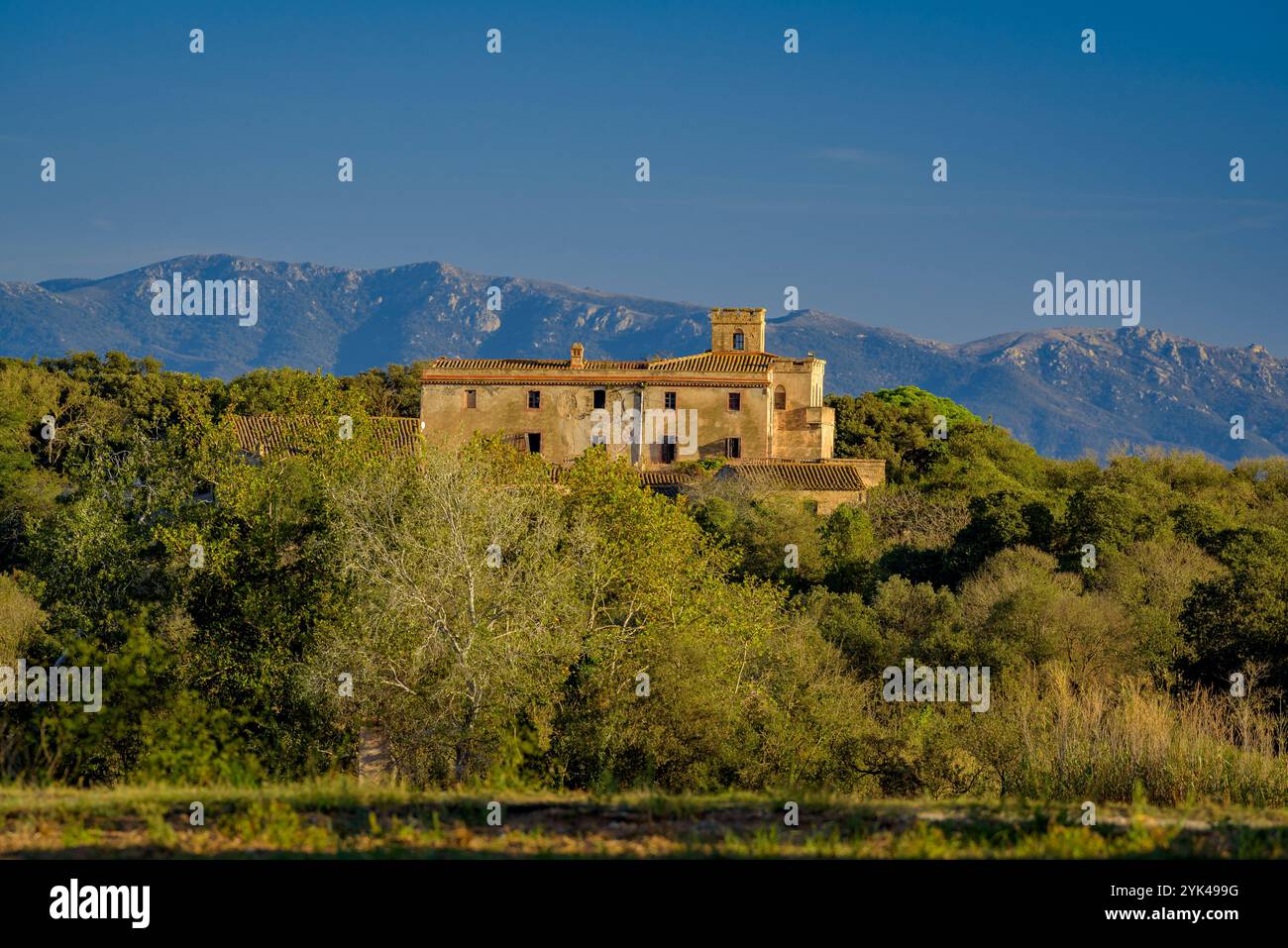 IT: Villaggio di Palou, in una mattina d'autunno (Alt Empordà, Girona, Catalogna, Spagna) ESP: Aldea de Palou, en el municipio de Ventalló en una mañana de Foto Stock