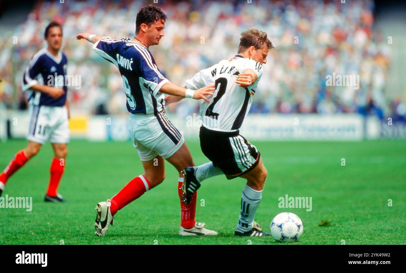 Firo: 21.06.1998 calcio: Calcio: Archivio foto, archivio foto, archivio immagini, Coppa del mondo 1998 98 in Francia fase a gironi gruppo F Germania - Jugoslavia 2:2 duelli (LR) Predrag Mijatovic contro Christian Worns Foto Stock