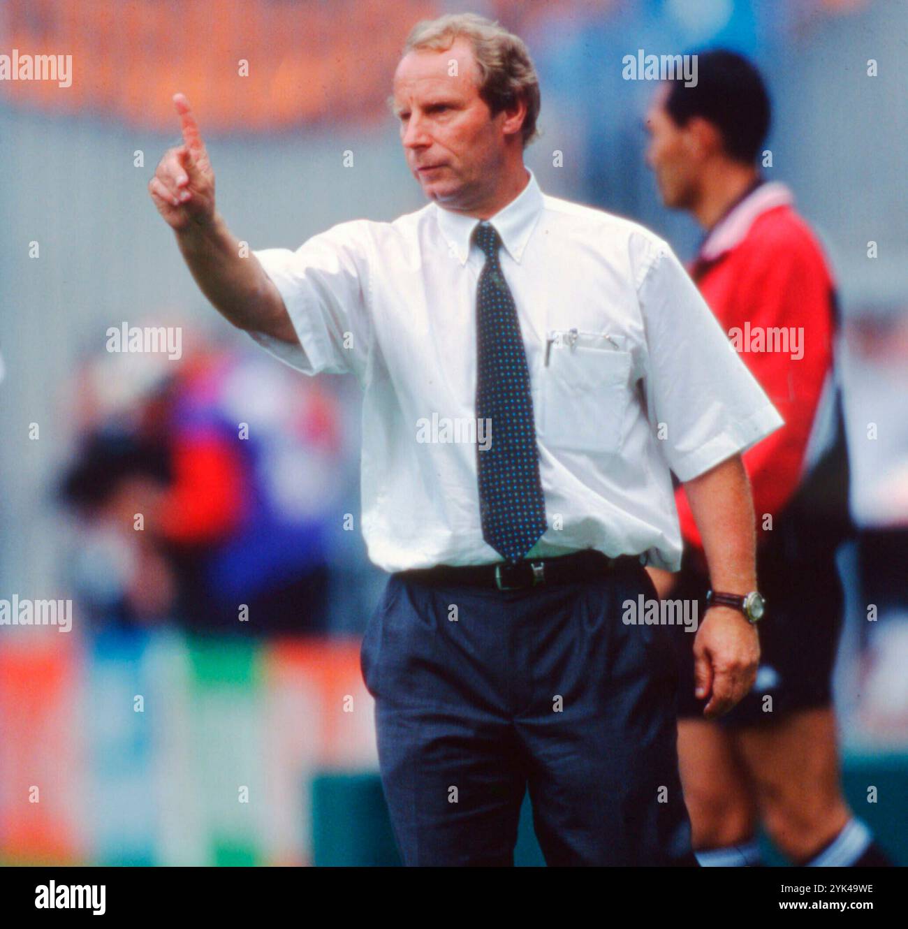 Firo: 21.06.1998 calcio: Calcio: Archivio foto, archivio foto, archivio immagini, Coppa del mondo 1998 98 in Francia fase a gironi gruppo F Germania - Jugoslavia 2:2 Berti Vogts allenatore a mezza figura allenatore nazionale di Germania gesto Foto Stock