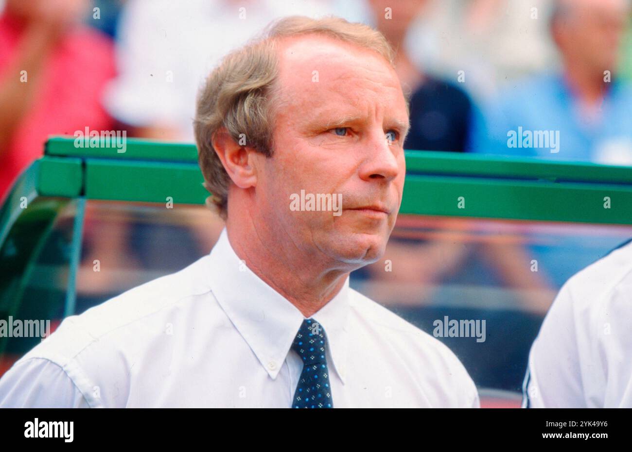 Firo: 21.06.1998 calcio: Calcio: Archivio foto, archivio foto, archivio immagini, Coppa del mondo 1998 98 in Francia fase a gironi gruppo F Germania - Jugoslavia 2:2 Berti Vogts allenatore a mezza figura allenatore nazionale di Germania gesto Foto Stock