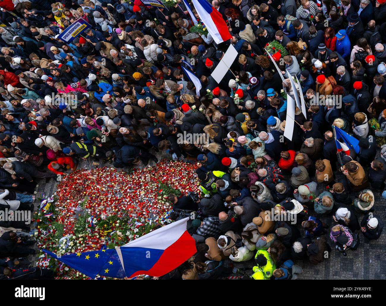 Praga, Repubblica Ceca. 17 novembre 2024. Festival di strada Korzo Narodni per commemorare gli eventi del 17 novembre 1989, come parte dell'iniziativa Thanks We CAN sulla trida Narodni durante la giornata della lotta per la libertà e la democrazia e la giornata internazionale degli studenti a Praga, Repubblica Ceca, 17 novembre 2024. Crediti: Michaela Rihova/CTK Photo/Alamy Live News Foto Stock