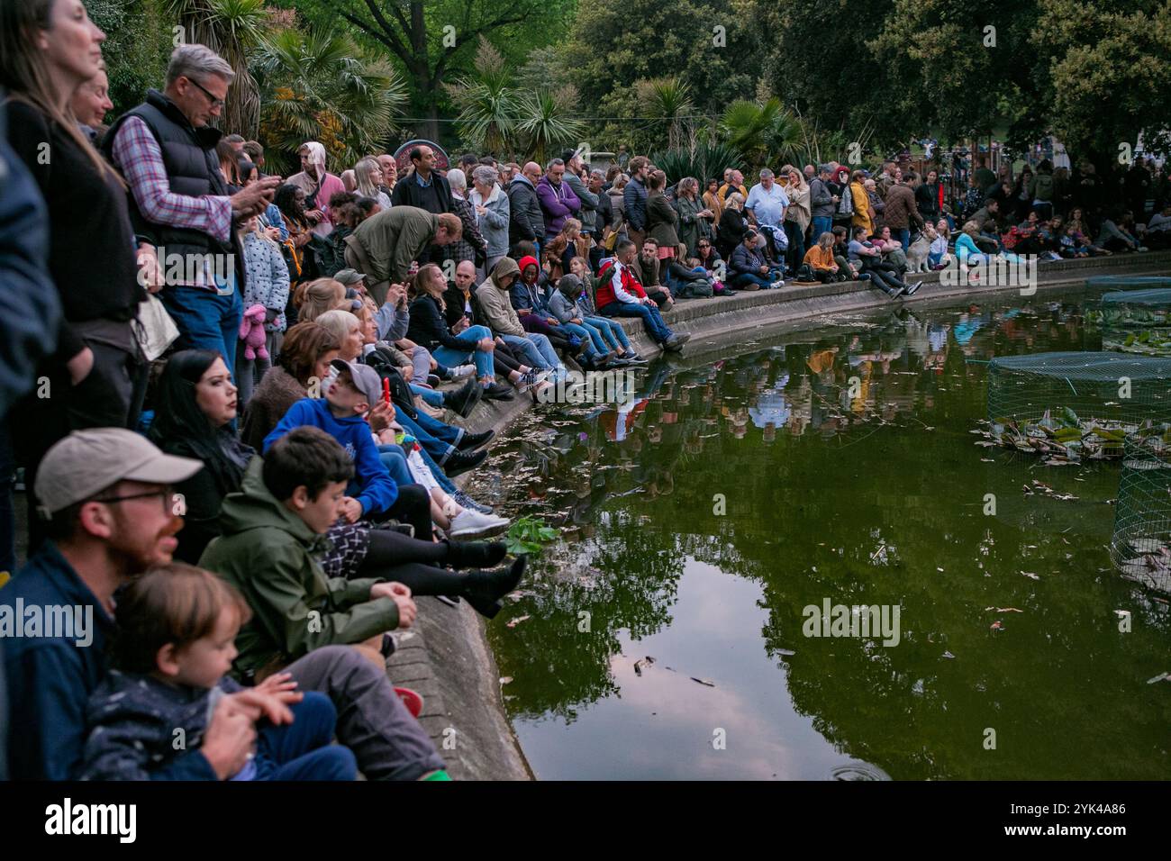 La luna gonfiabile di 7 metri di diametro dell'artista Luke Jerram è sospesa sullo stagno del Queens Park di Brighton durante il Brighton Festival. Il modello lunare illuminato è una delle numerose copie che girano il mondo per la mostra temporanea di Luke. Presenta immagini dettagliate della superficie lunare della NASA, con ogni centimetro della sfera illuminata che rappresenta 5 km della superficie lunare. L'evento di arti libere fa parte del Brighton Festival, che è una celebrazione annuale di arte, musica, teatro, danza, circo, e la letteratura, che si svolge nella città di Brighton e Hove durante il mese di Foto Stock
