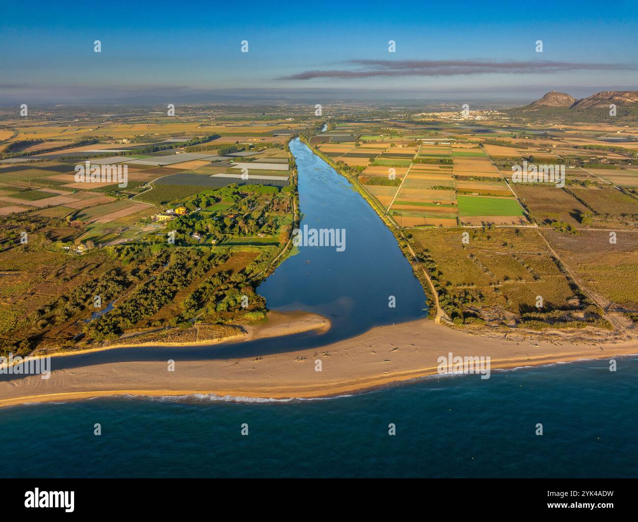 Vista aerea della Gola del ter, la foce del fiume ter su una spiaggia sulla costa della Costa Brava nel Empordà (Baix Empordà, Girona, Catalogna Spagna) Foto Stock