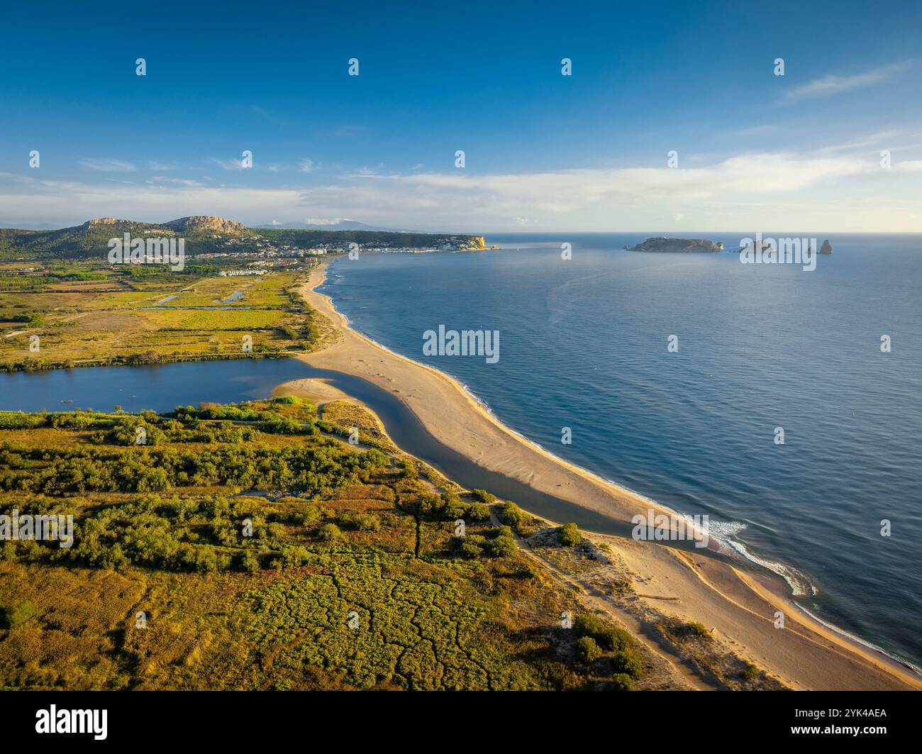 Vista aerea della Gola del ter, la foce del fiume ter su una spiaggia sulla costa della Costa Brava nel Empordà (Baix Empordà, Girona, Catalogna Spagna) Foto Stock