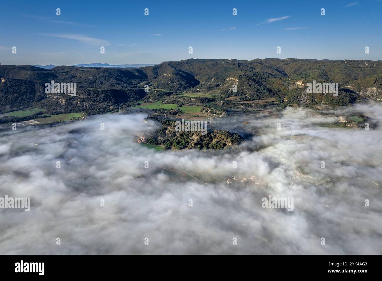 Vista aerea della Plana de Vic coperta di nebbia al mattino nella zona di Tona (Osona, Barcellona, ​​Catalonia, Spagna) Foto Stock