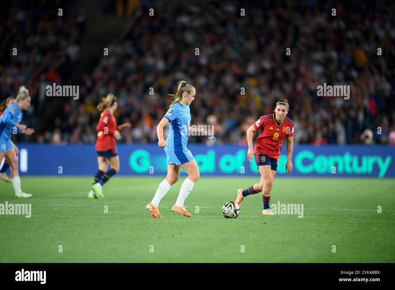 L'inglese Georgia Stanway (a sinistra) affronta la spagnola Mariona Caldentey (a destra) durante la finale della Coppa del mondo femminile FIFA 2023 Foto Stock
