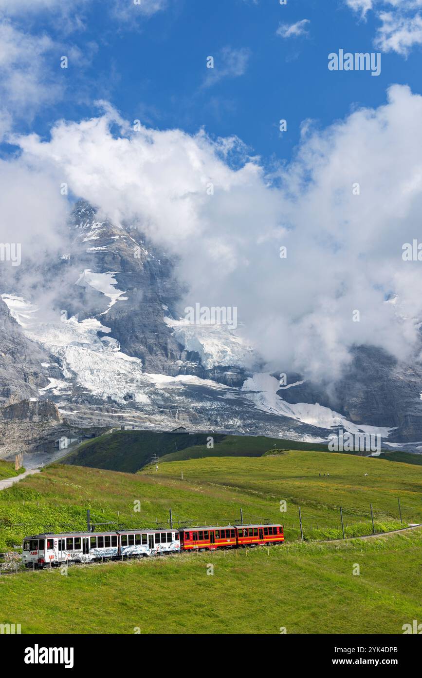 Treno ascendente Jungfrau Railway, Kleine Scheidigg, regione Jungfrau, Oberland Bernese, Svizzera Foto Stock
