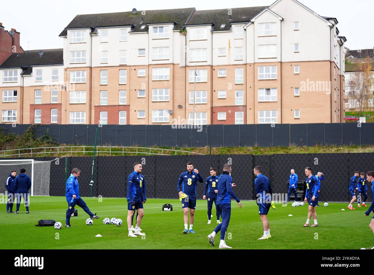 Giocatori scozzesi durante una sessione di allenamento al Lesser Hampden, Glasgow. Data foto: Domenica 17 novembre 2024. Foto Stock