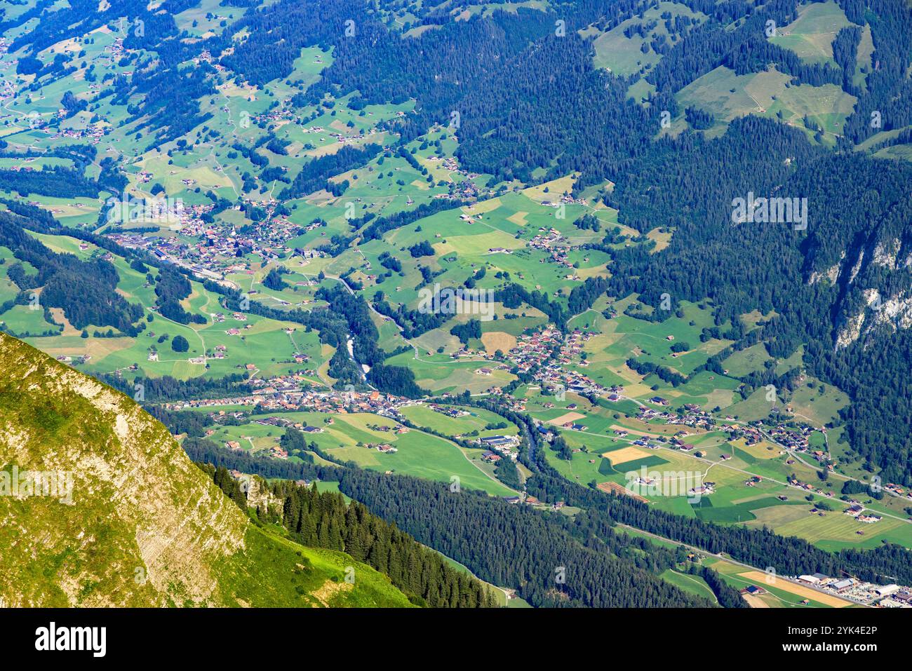 Villaggio nella valle di Kander, Cantone di Berna, Svizzera Foto Stock