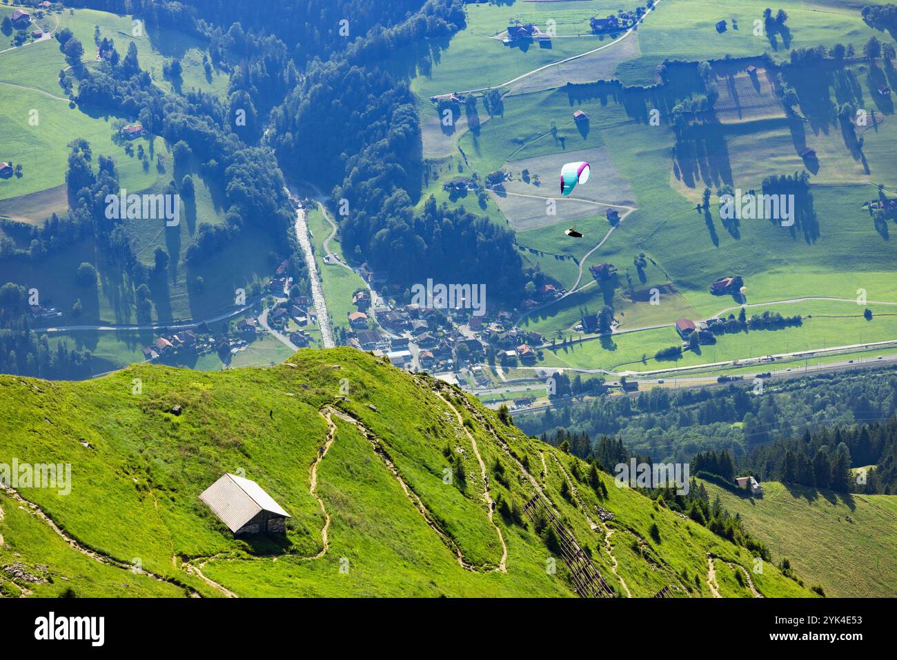 Parapendio sulla valle di Kander dal monte Niesen, Canton Berna, Svizzera Foto Stock