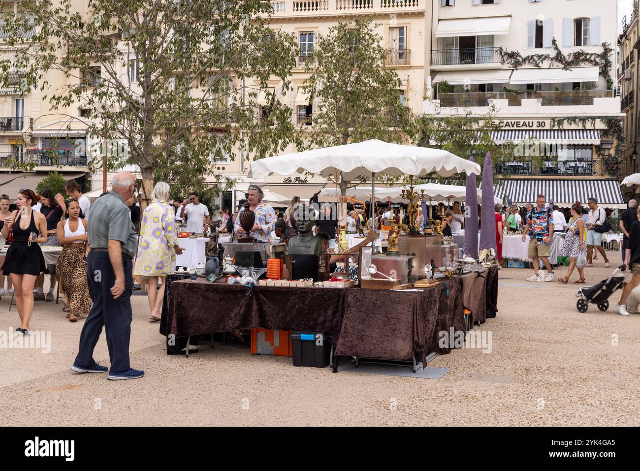 Popolare mercato delle pulci e dell'antiquariato a Cannes, Costa Azzurra, Sud della Francia, Alpi-Côte Azzurra, Europa Foto Stock