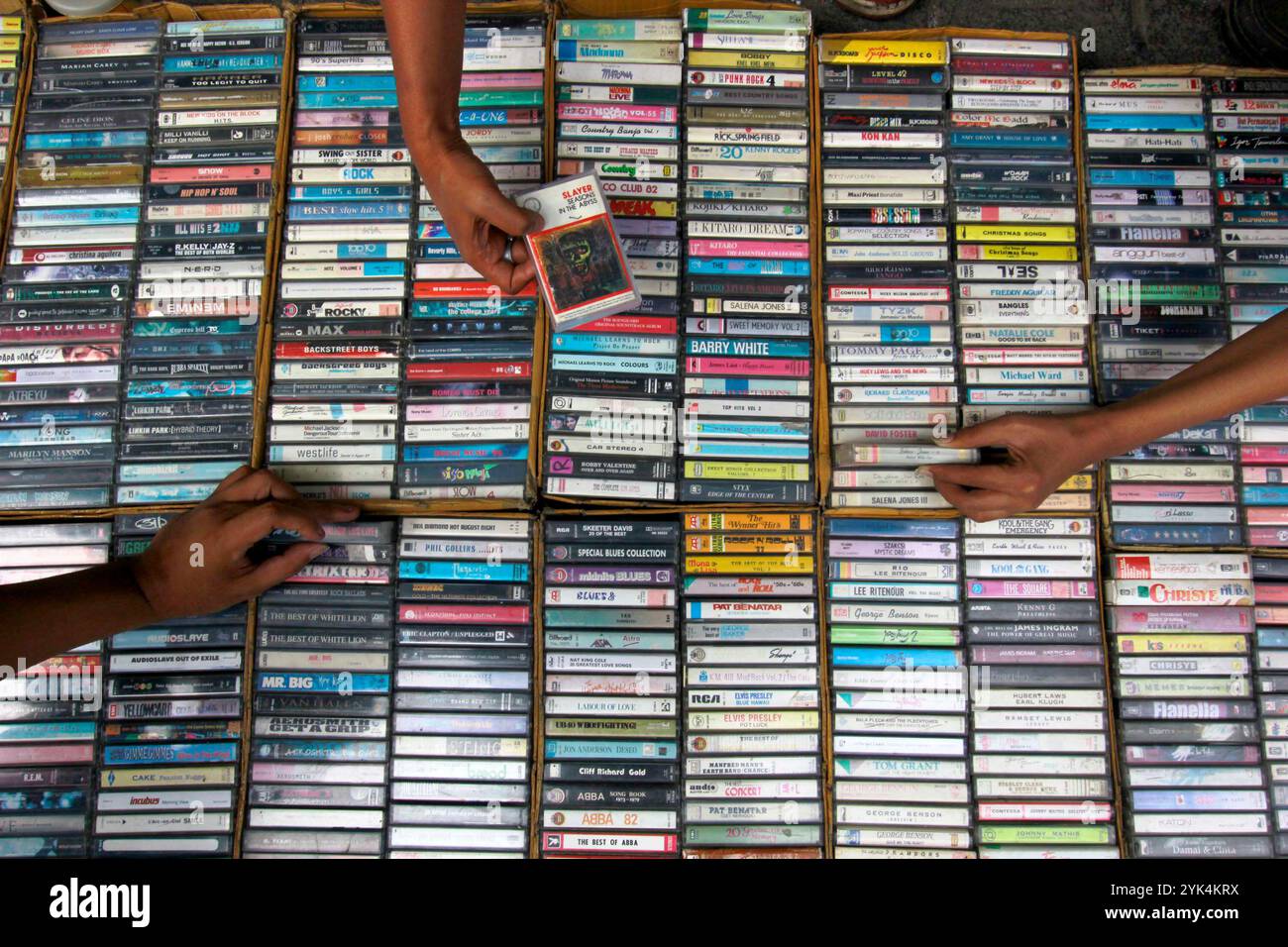 Bandung, 17 novembre 2024 gli acquirenti selezionano cassette musicali a Bandung, Giava Occidentale, Indonesia. Nell'attuale era digitale, varie pr musicali digitali Foto Stock