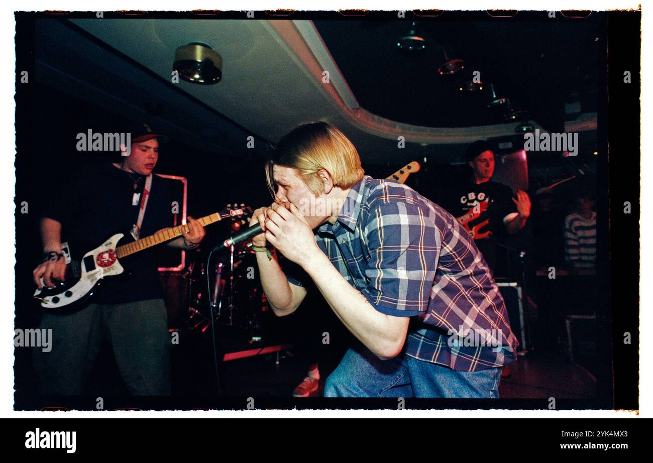 Una band durante un concerto hardcore in un night club al Folkets Park di Motala, Svezia. Foto Stock
