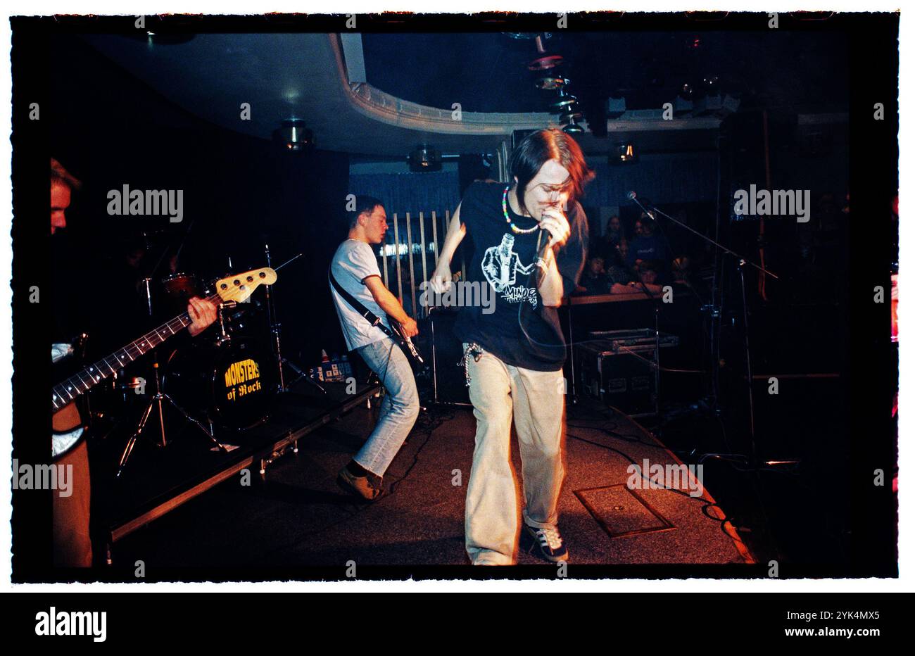 Una band durante un concerto hardcore in un night club al Folkets Park di Motala, Svezia. Foto Stock