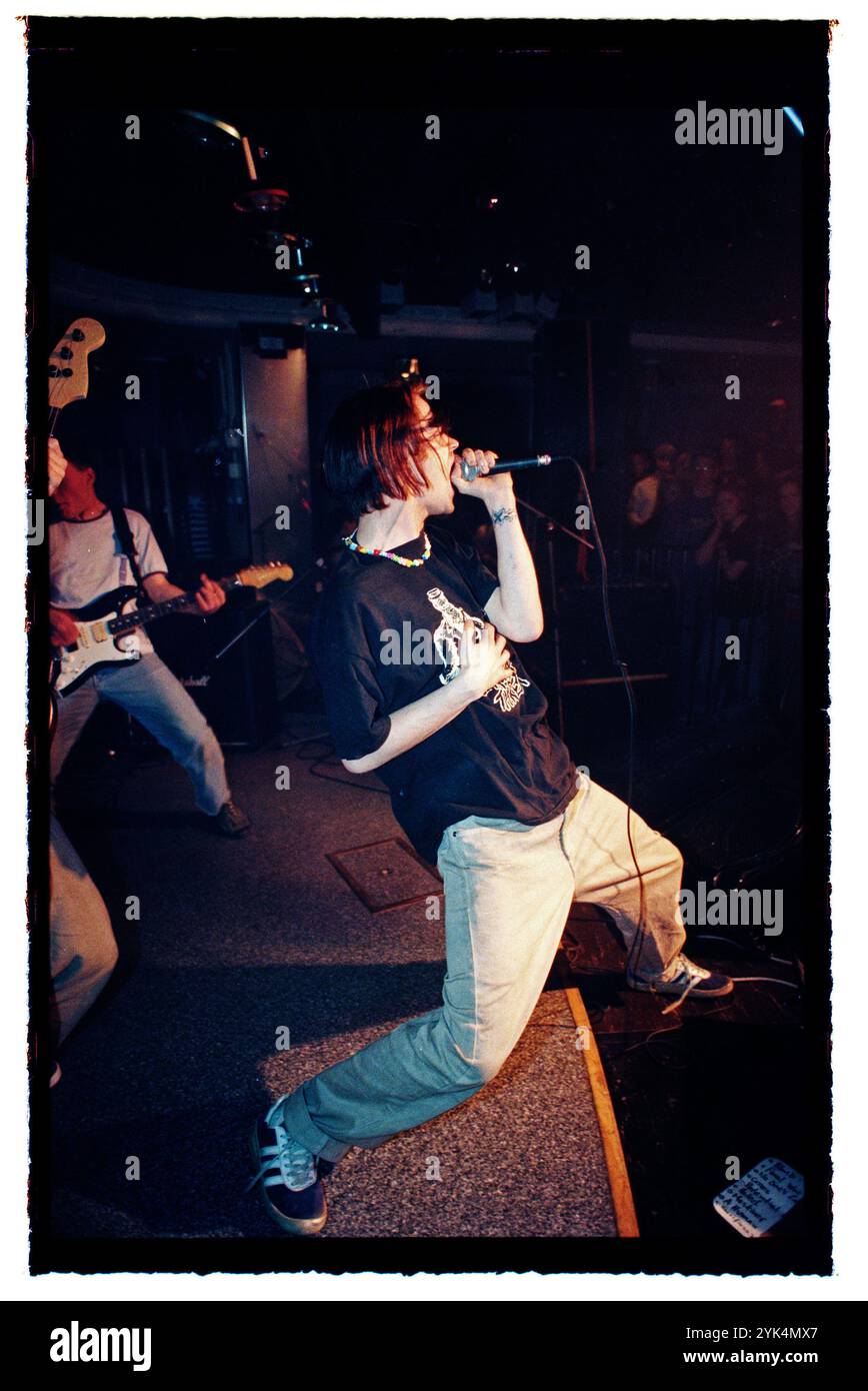 Una band durante un concerto hardcore in un night club al Folkets Park di Motala, Svezia. Foto Stock