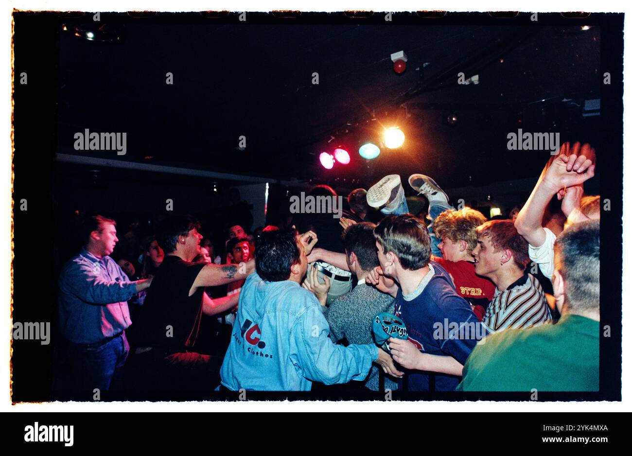 Una band durante un concerto hardcore in un night club al Folkets Park di Motala, Svezia. Foto Stock