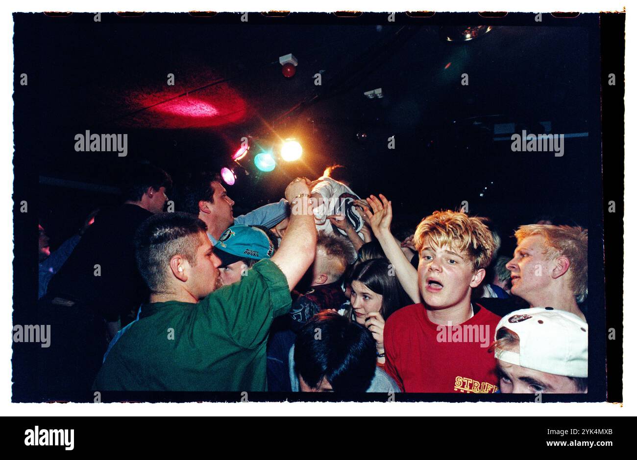 Una band durante un concerto hardcore in un night club al Folkets Park di Motala, Svezia. Foto Stock