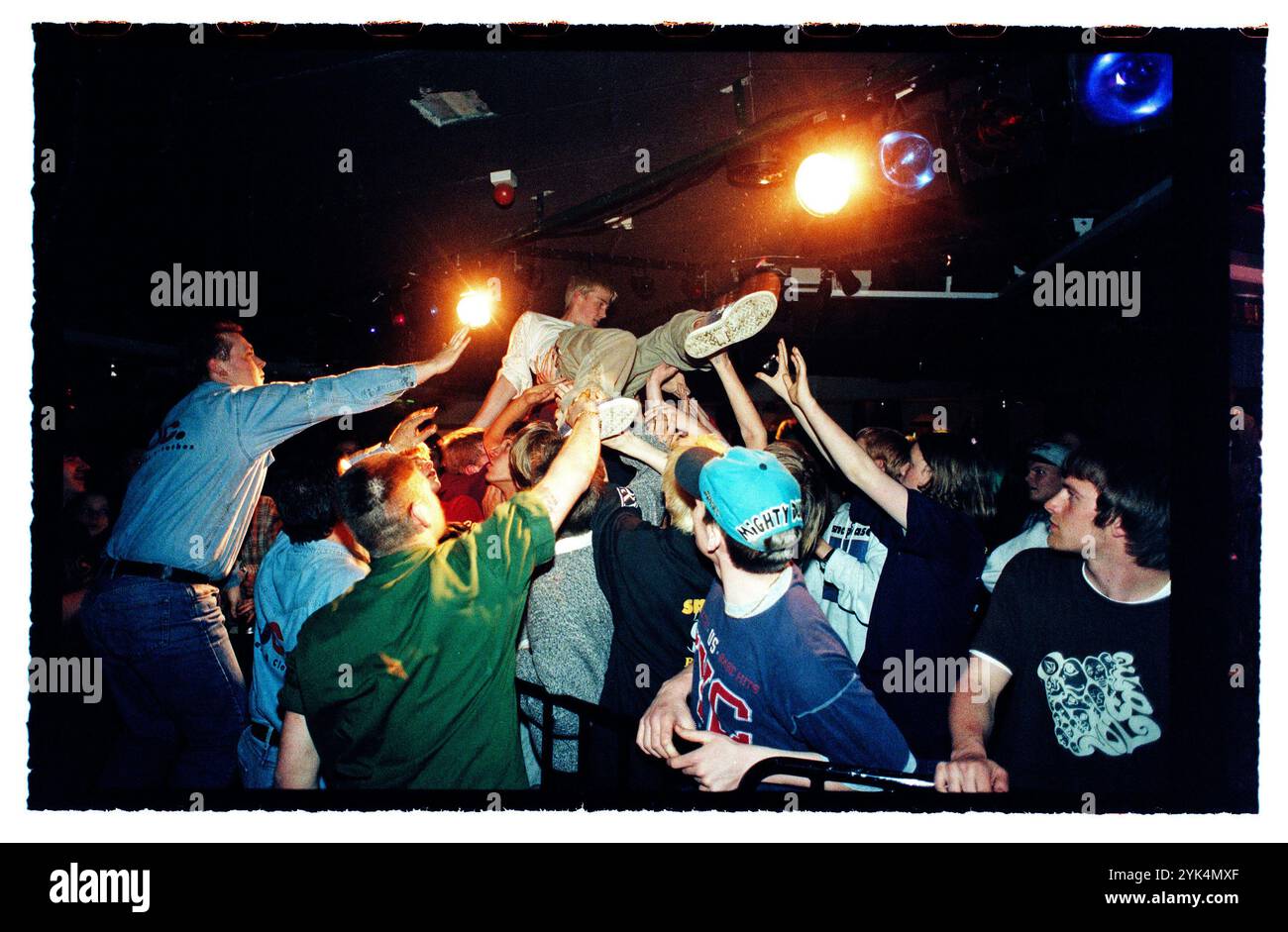 Una band durante un concerto hardcore in un night club al Folkets Park di Motala, Svezia. Foto Stock