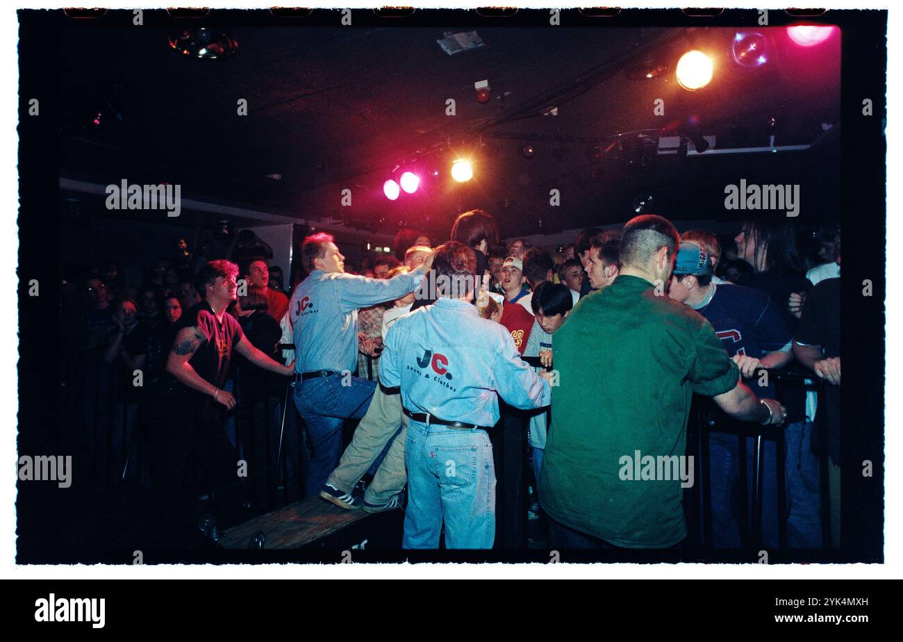 Una band durante un concerto hardcore in un night club al Folkets Park di Motala, Svezia. Foto Stock