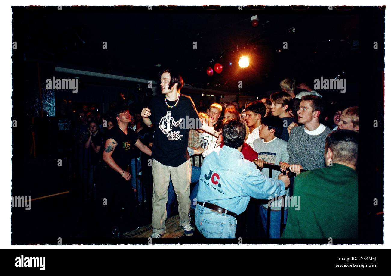 Una band durante un concerto hardcore in un night club al Folkets Park di Motala, Svezia. Foto Stock