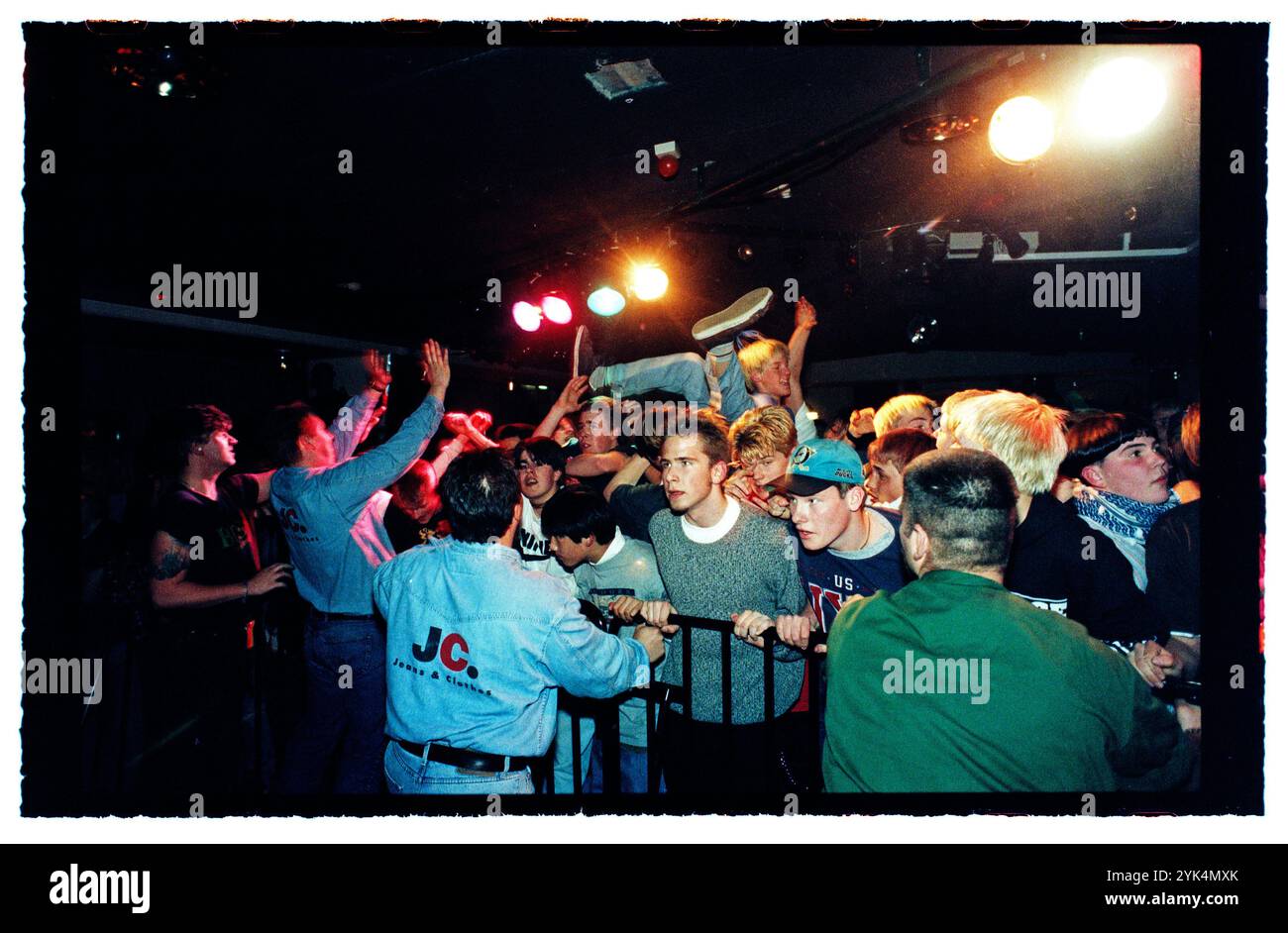 Una band durante un concerto hardcore in un night club al Folkets Park di Motala, Svezia. Foto Stock