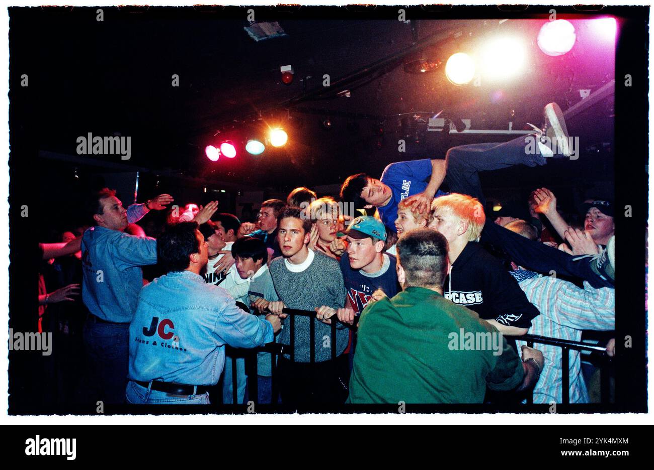 Una band durante un concerto hardcore in un night club al Folkets Park di Motala, Svezia. Foto Stock