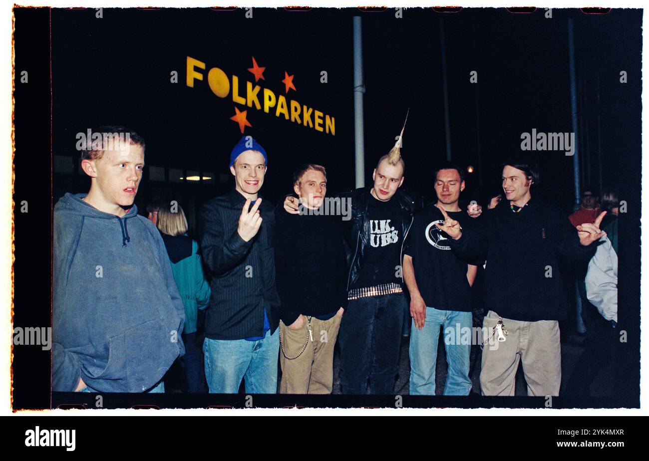 Una band durante un concerto hardcore in un night club al Folkets Park di Motala, Svezia. Foto Stock