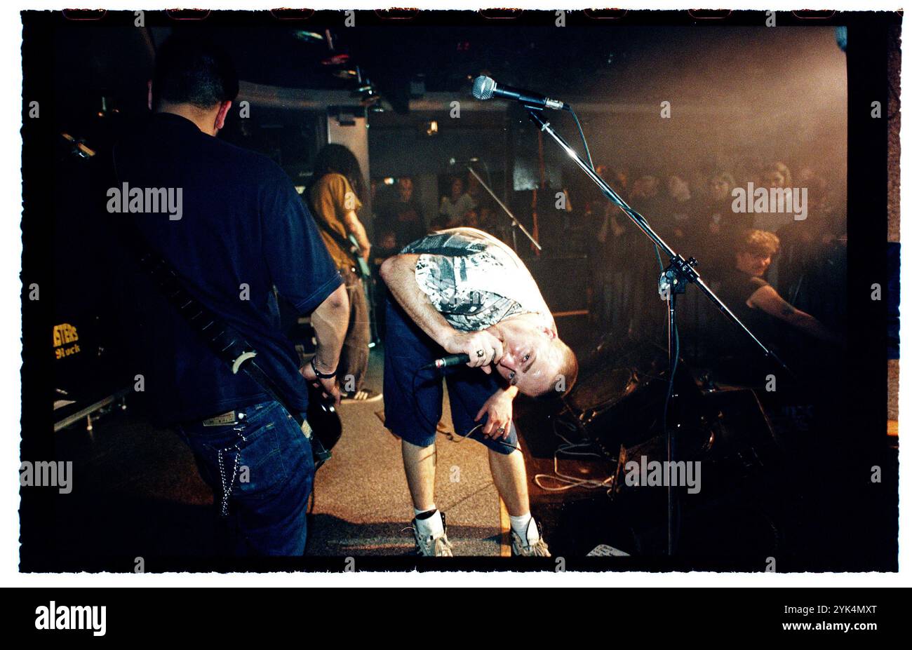 Una band durante un concerto hardcore in un night club al Folkets Park di Motala, Svezia. Foto Stock