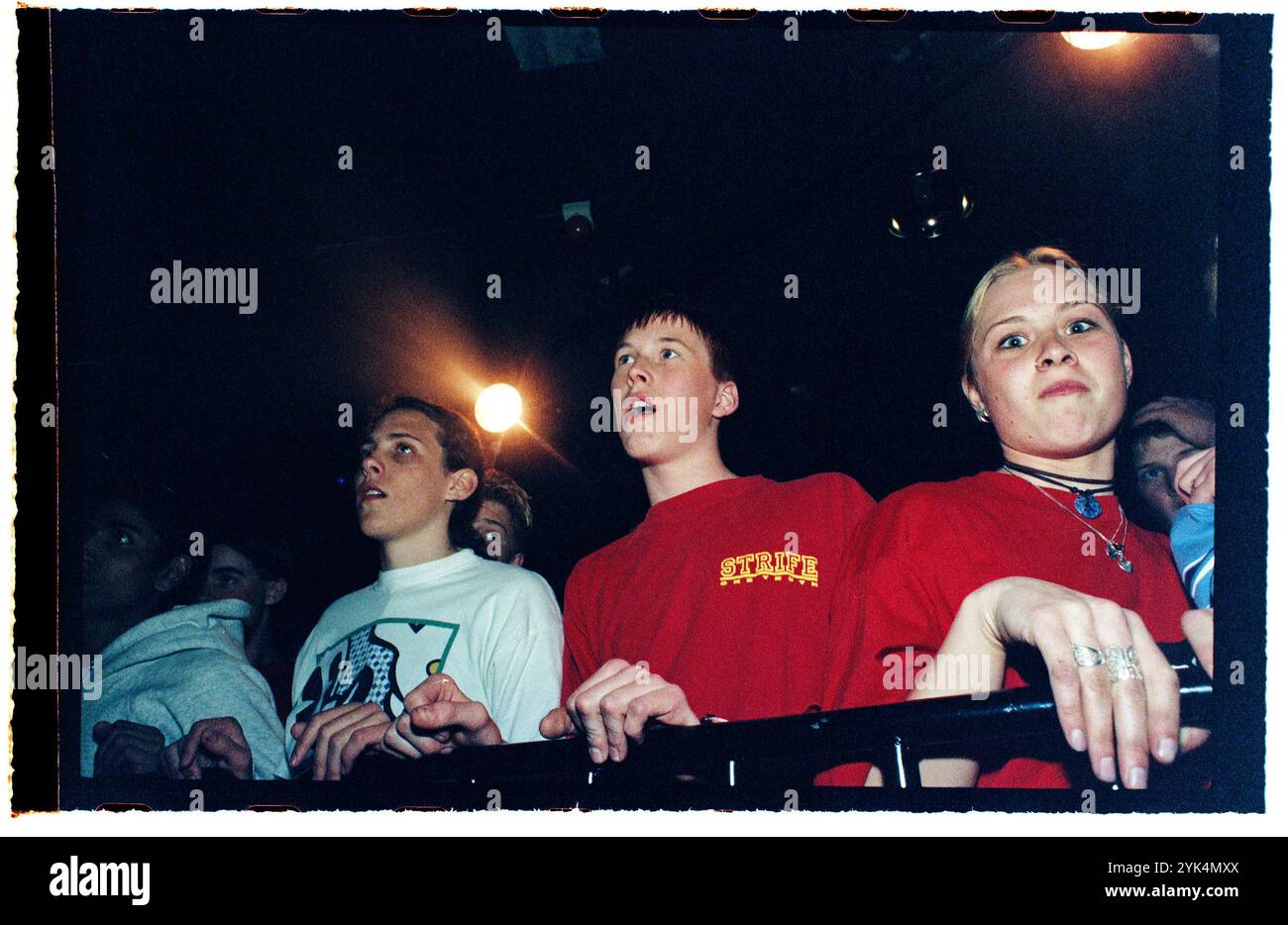 Una band durante un concerto hardcore in un night club al Folkets Park di Motala, Svezia. Foto Stock