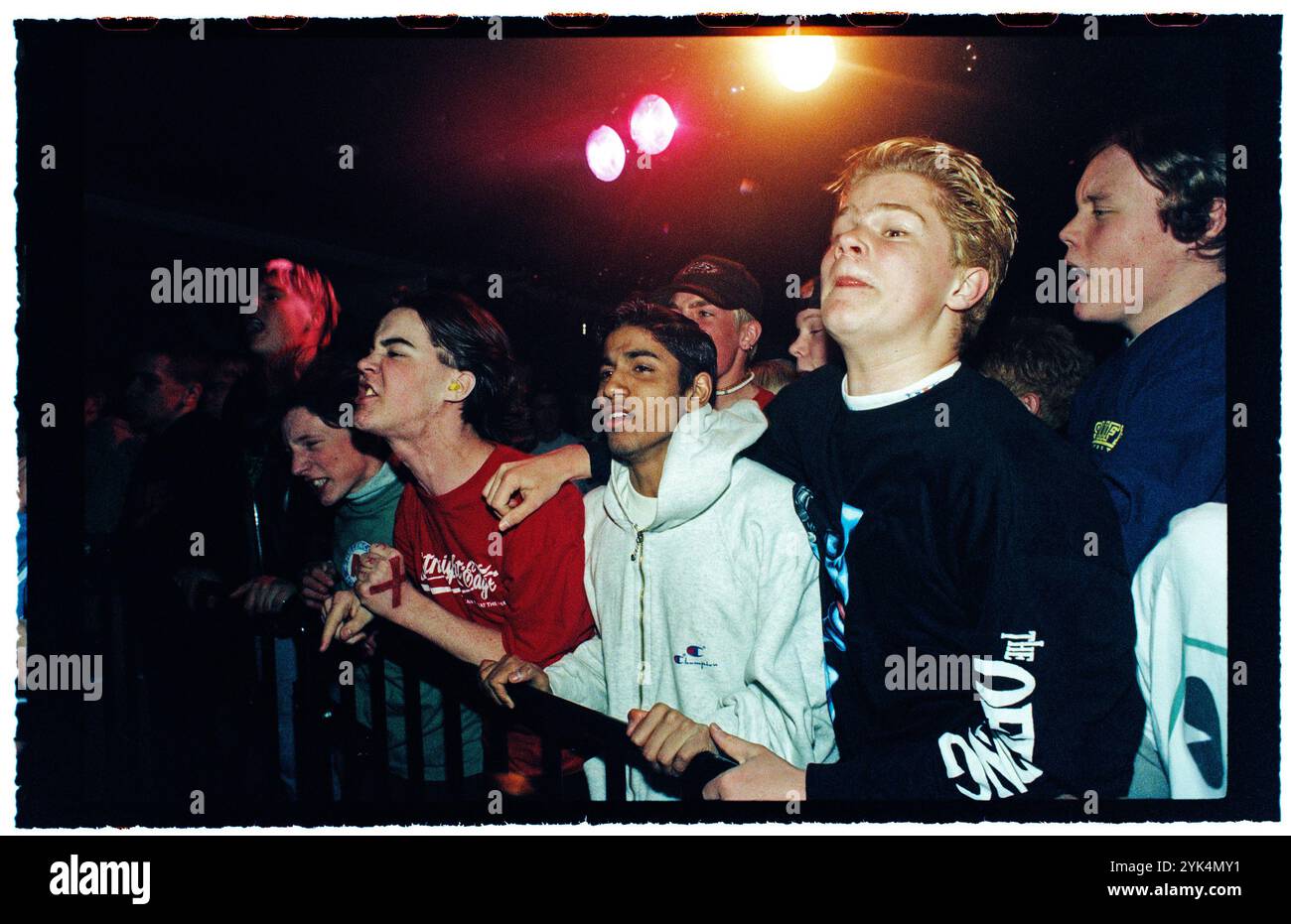 Una band durante un concerto hardcore in un night club al Folkets Park di Motala, Svezia. Foto Stock