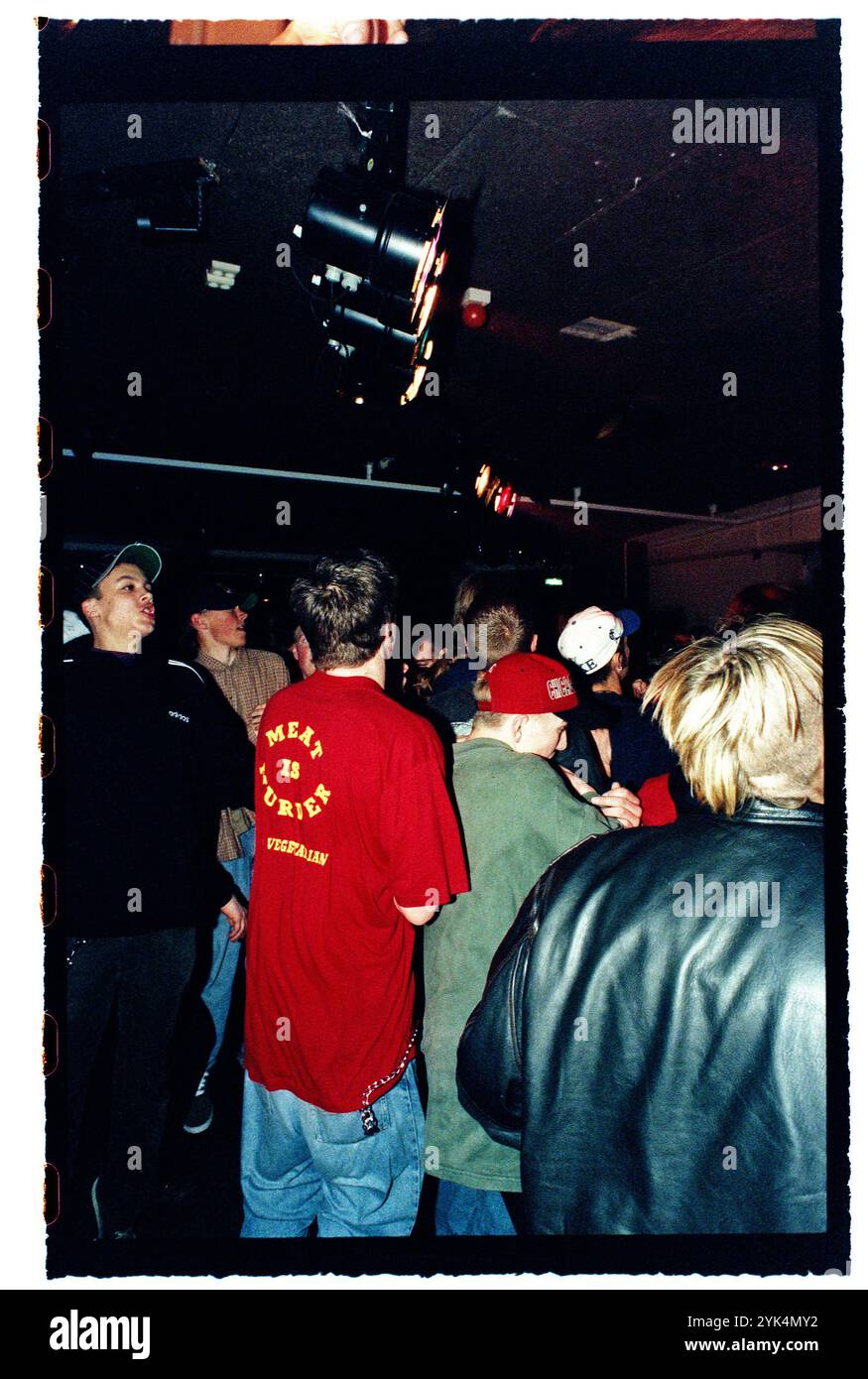 Una band durante un concerto hardcore in un night club al Folkets Park di Motala, Svezia. Foto Stock