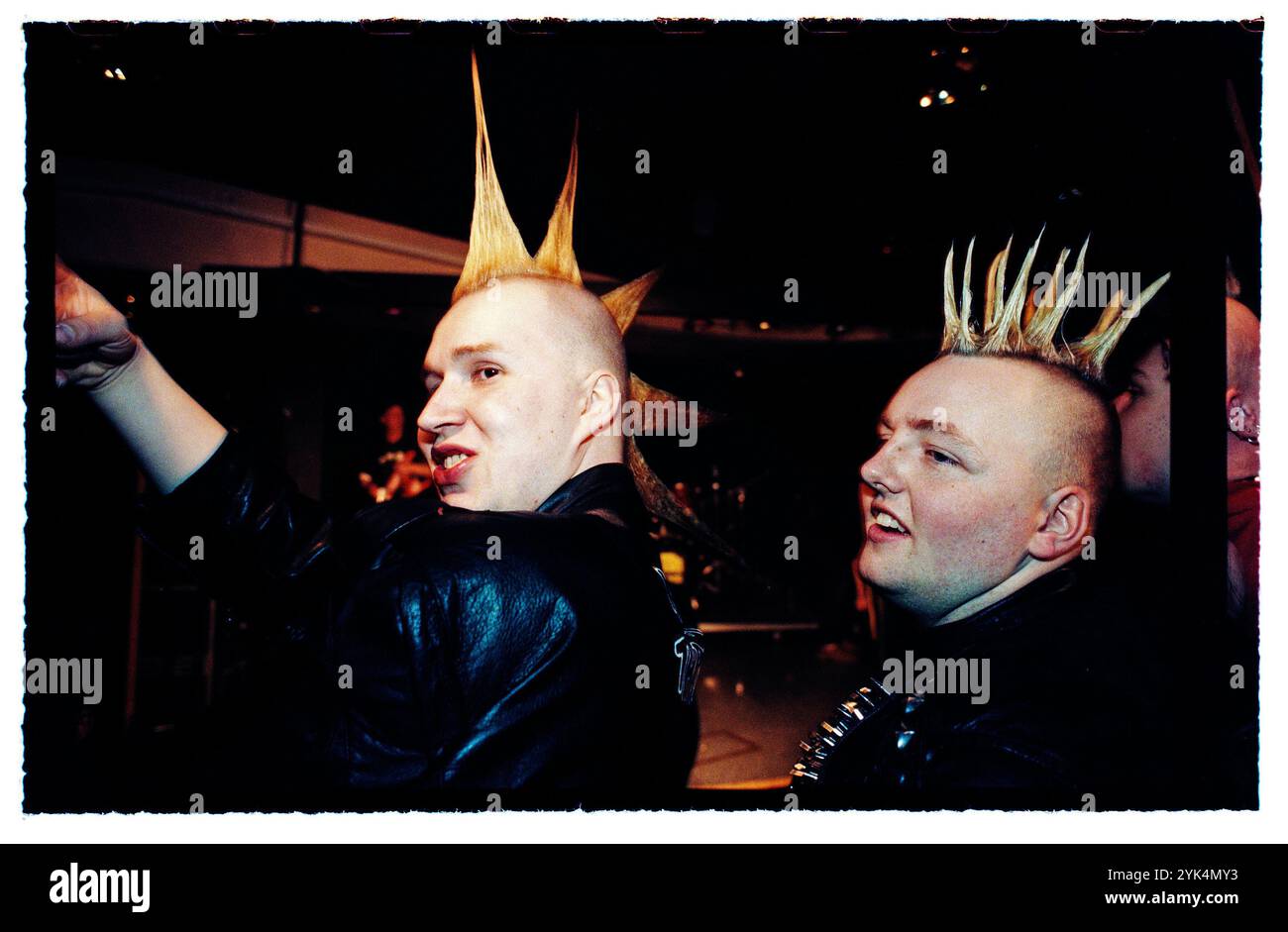 Una band durante un concerto hardcore in un nightclub a Folkets Park, Motala, Svezia. Foto Jeppe Gustafsson Foto Stock