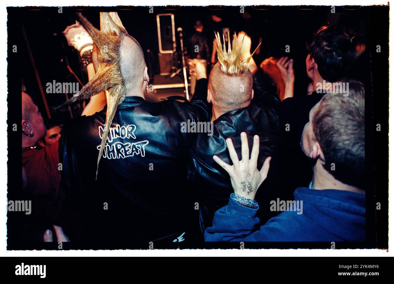 Una band durante un concerto hardcore in un night club al Folkets Park di Motala, Svezia. Foto Stock