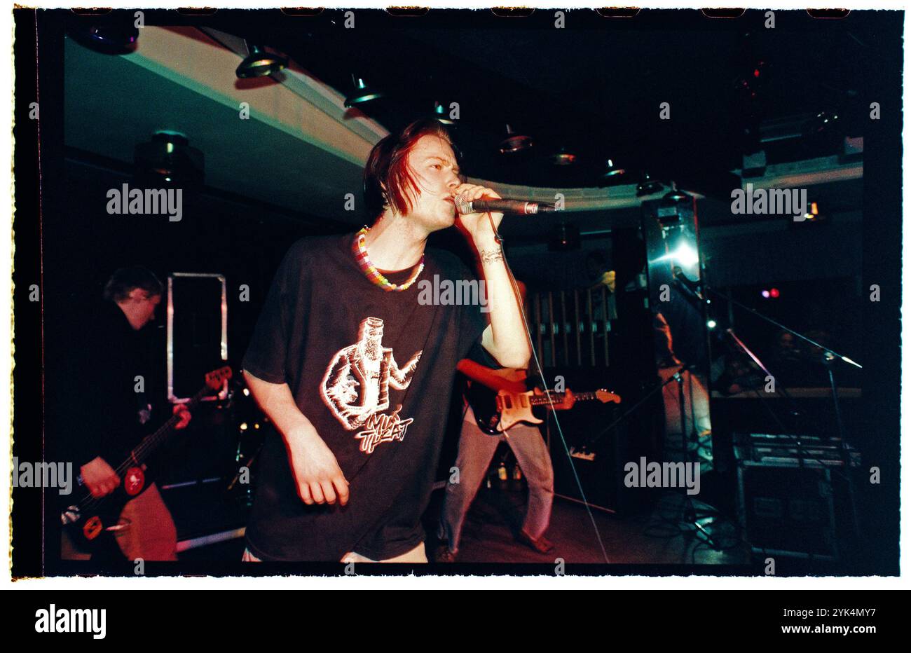 Una band durante un concerto hardcore in un night club al Folkets Park di Motala, Svezia. Foto Stock