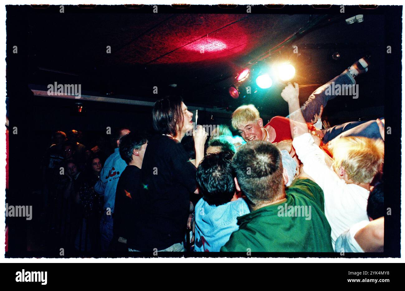 Una band durante un concerto hardcore in un night club al Folkets Park di Motala, Svezia. Foto Stock