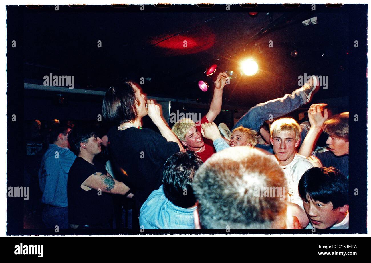 Una band durante un concerto hardcore in un night club al Folkets Park di Motala, Svezia. Foto Stock