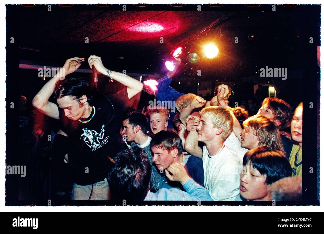 Una band durante un concerto hardcore in un nightclub a Folkets Park, Motala, Svezia. Foto Jeppe Gustafsson Foto Stock